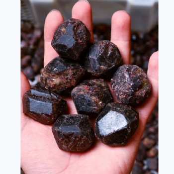 天然酒红色石榴石批发原矿石标本石头宝石外贸摆件裸石淘矿圆形